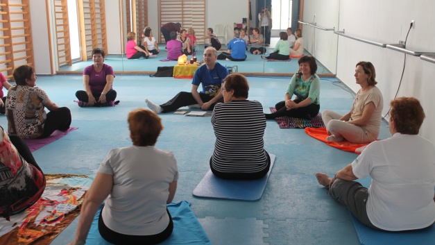 Participantes en la actividad realizando ejercicios de relajación.